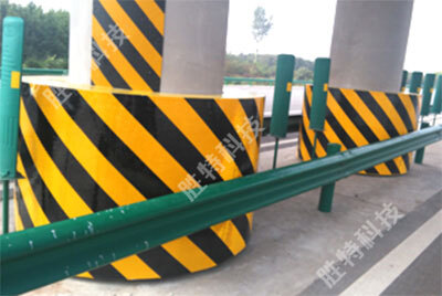 為陜西西寶高速安裝的高速公路橋墩防撞設施