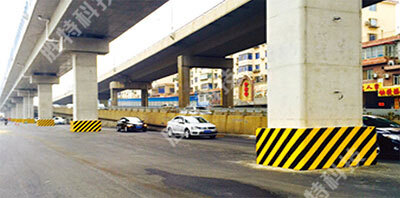 為沈陽(yáng)東陵路高架橋安裝的復(fù)合材料橋墩防撞設(shè)施