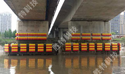 靈江二橋安裝完固定式復合材料橋梁防撞護舷后的正面圖