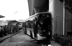 未安裝公路橋墩防撞設施的立交橋